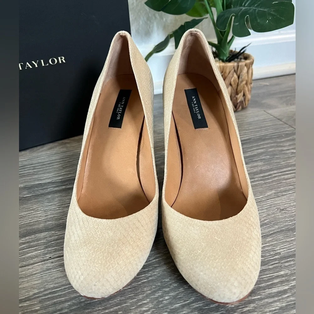 Ann Taylor perfect pump true khaki snake print size 7